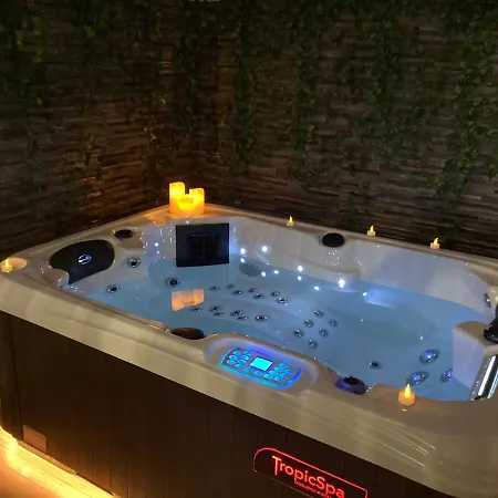 Agreable Maisonnette De Avec Jacuzzi *